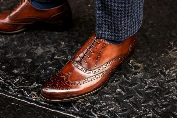 Wingtip Oxford với họa tiết chữ M, U hoặc W