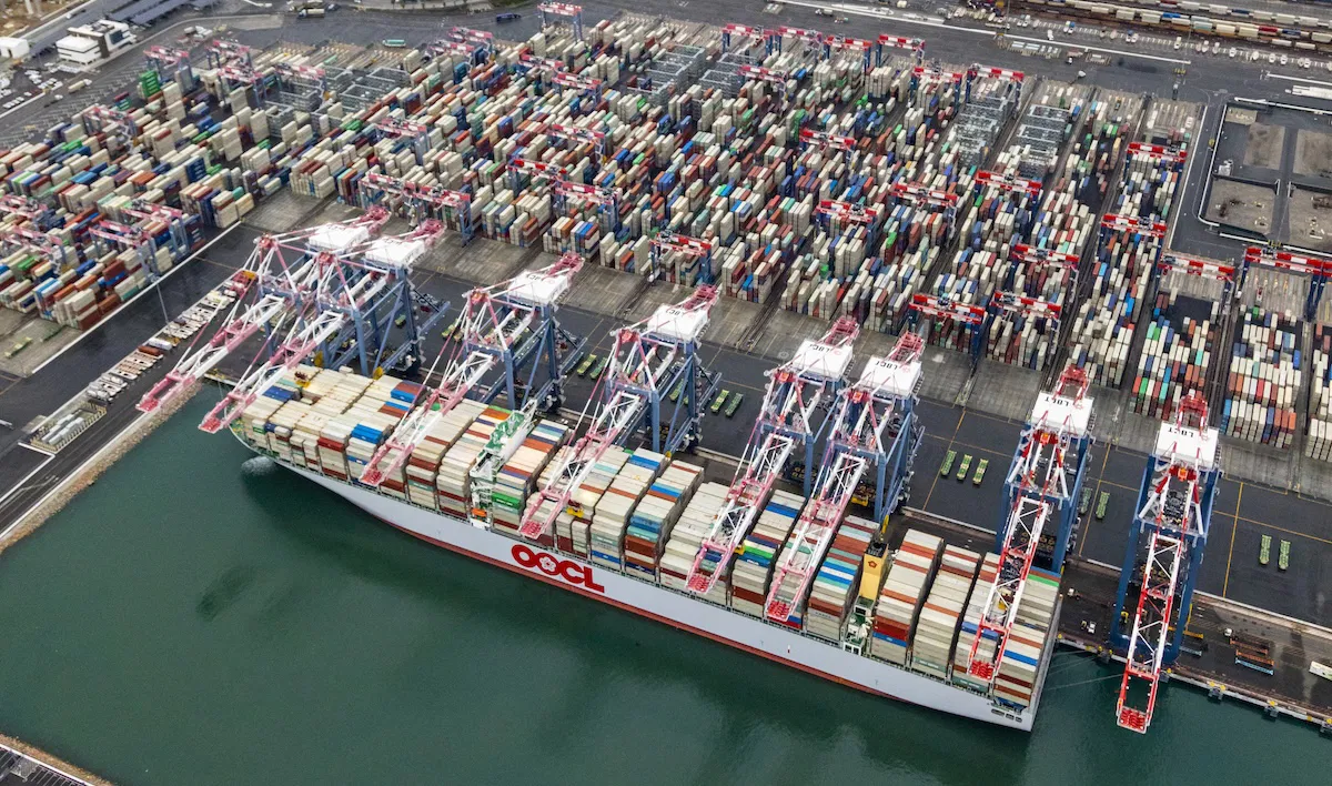 Cảng Long Beach ghi nhận lượng TEU kỷ lục do tác động của chiến tranh thương mại.