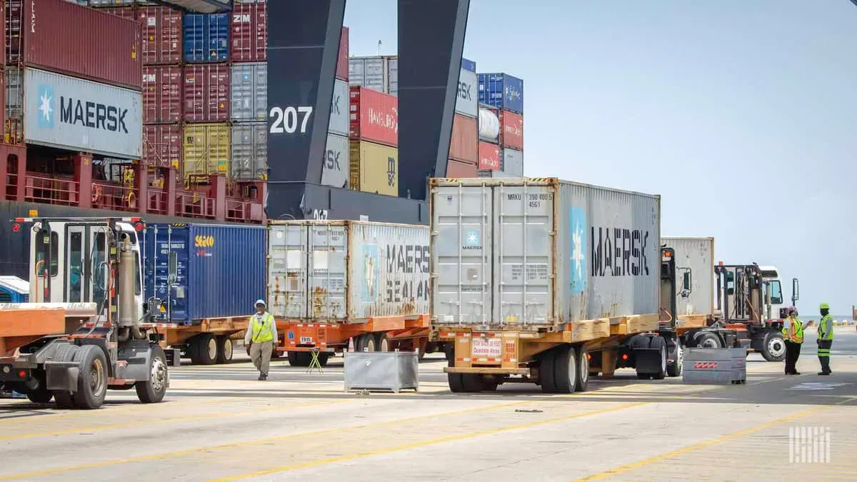 Drewry: Sản lượng container toàn cầu sẽ giảm 1% do thuế quan của Trump.
