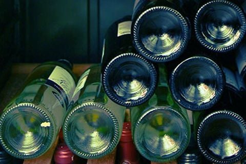 Tại sao đáy chai rượu vang lại bị lõm?