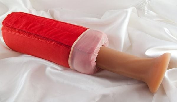 Chiếc cốc thủ dâm tự chế có thể tạo cảm giác mềm mại, ấm nóng như tay người thật
