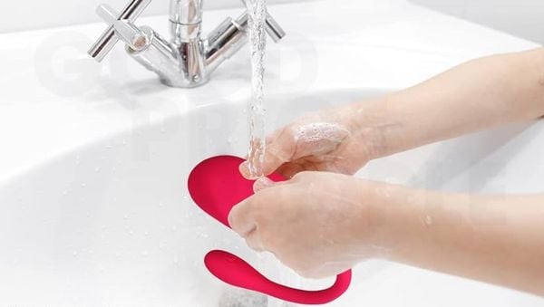 Luôn vệ sinh sạch sẽ trứng rung trước và sau khi sử dụng