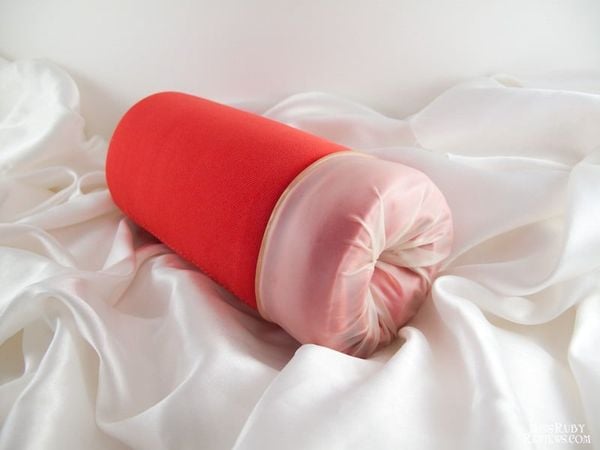 Găng tay y tế đặt trong khăn mềm có bôi gel, mô phỏng cảm giác bàn tay thật khi thủ dâm