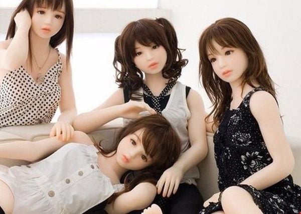 Khi vệ sinh đặc biệt lưu ý cho từng chất liệu của búp bê