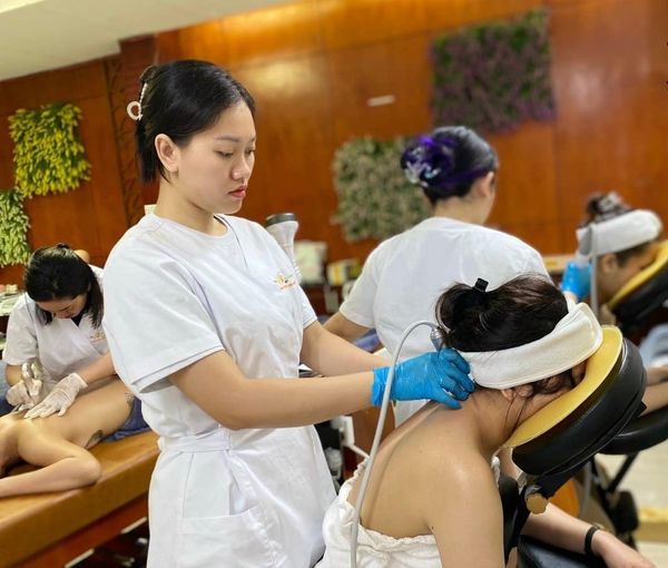 Tại sao các Chủ Spa thích học Thông kinh lạc với máy?