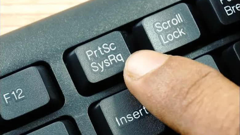 Bạn nhấn phím Prt Sc SysRq hoặc Prt Sc hay Prt Scr trên bàn phím máy tính