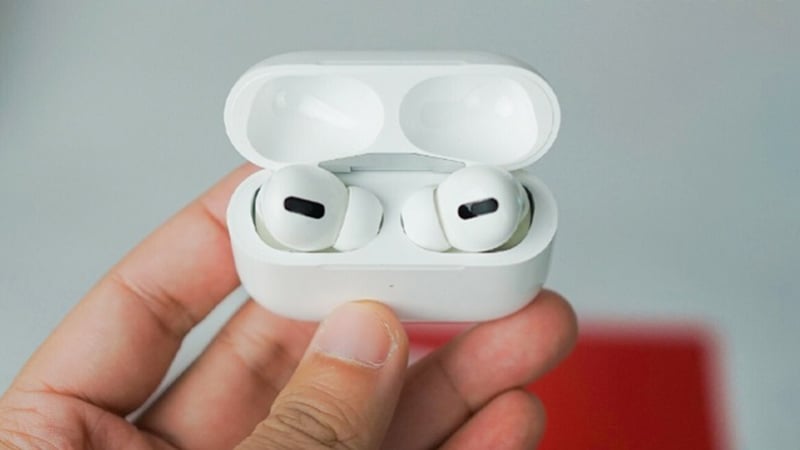 Mở nắp hộp sạc của AirPods