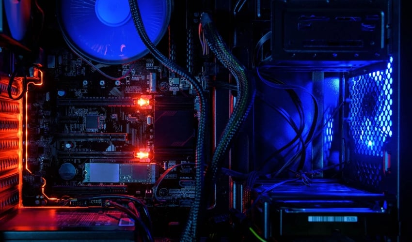 Nếu đèn và quạt CPU vẫn chạy lỗi màn hình này rất khó do nguồn gây ra