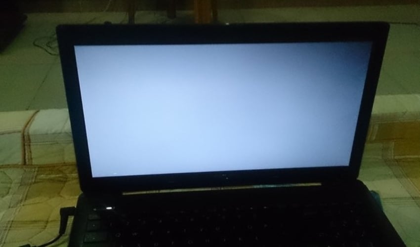 Máy có thể bật tắt được đèn num lock nhưng màn hình không lên là lỗi do màn hình