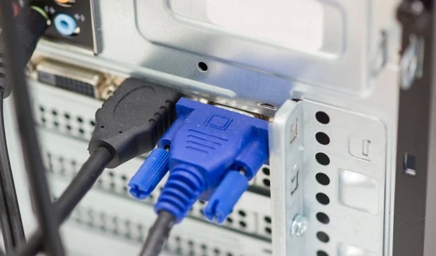 Cần tháo cable kết nối với màn hình và cắm lại