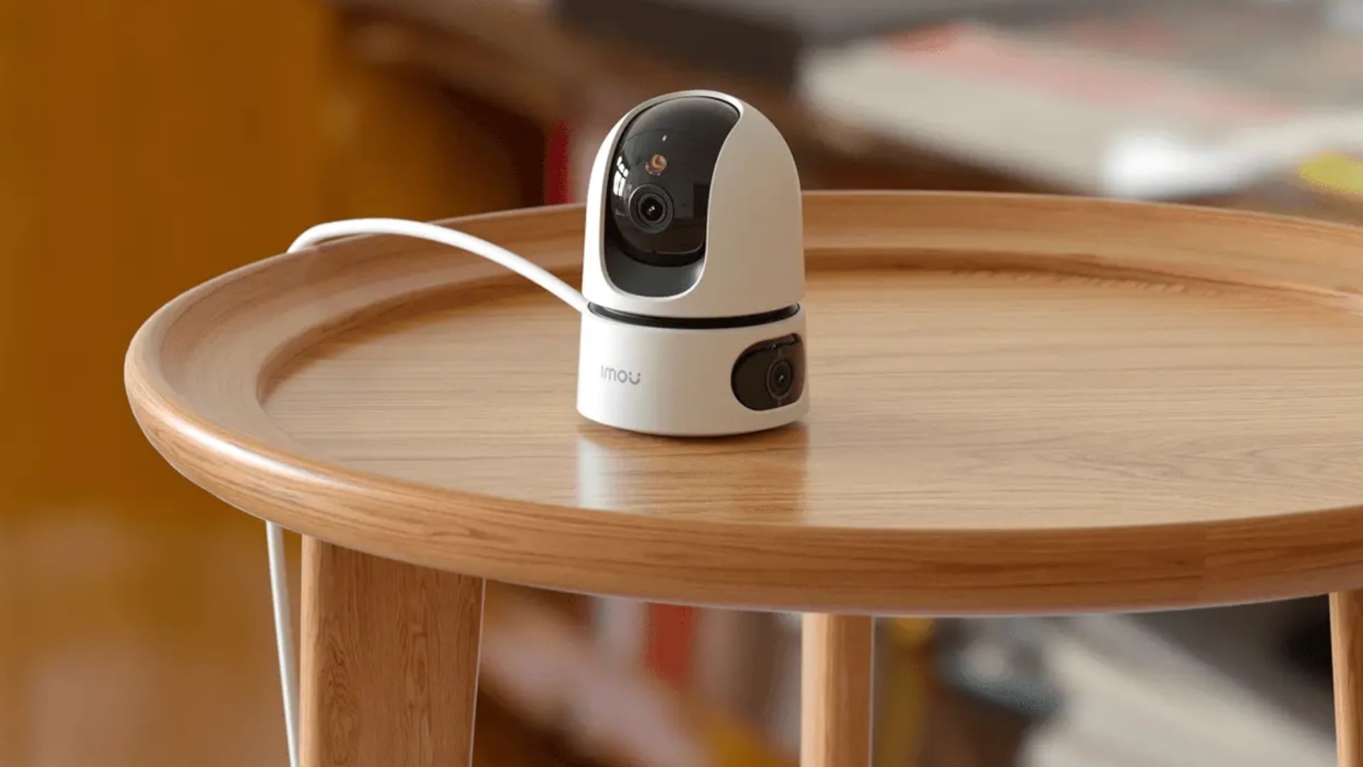 Camera trong nhà là thiết bị giám sát được đặt trong không gian bên trong ngôi nhà hoặc văn phòng