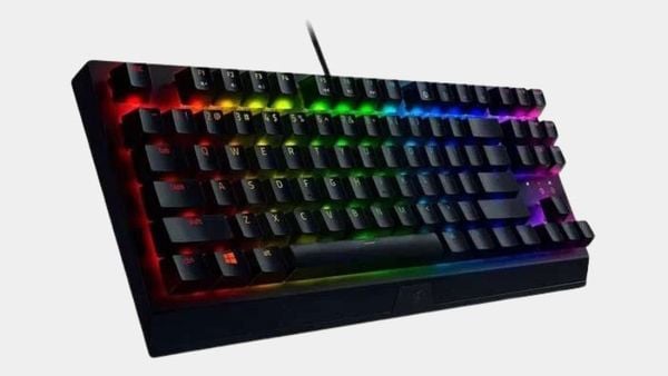 Razer Chroma RGB cho phép cá nhân hóa hiệu ứng ánh sáng, biến bàn phím thành điểm nhấn rực rỡ, cùng với khung nhôm chắc chắn nâng cao độ bền.