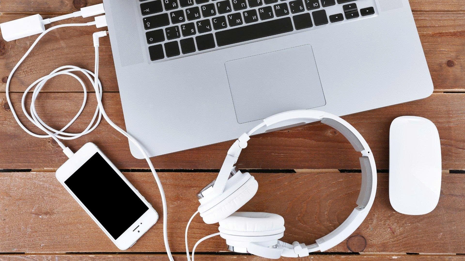 Laptop có nhiều phụ kiện đi kèm