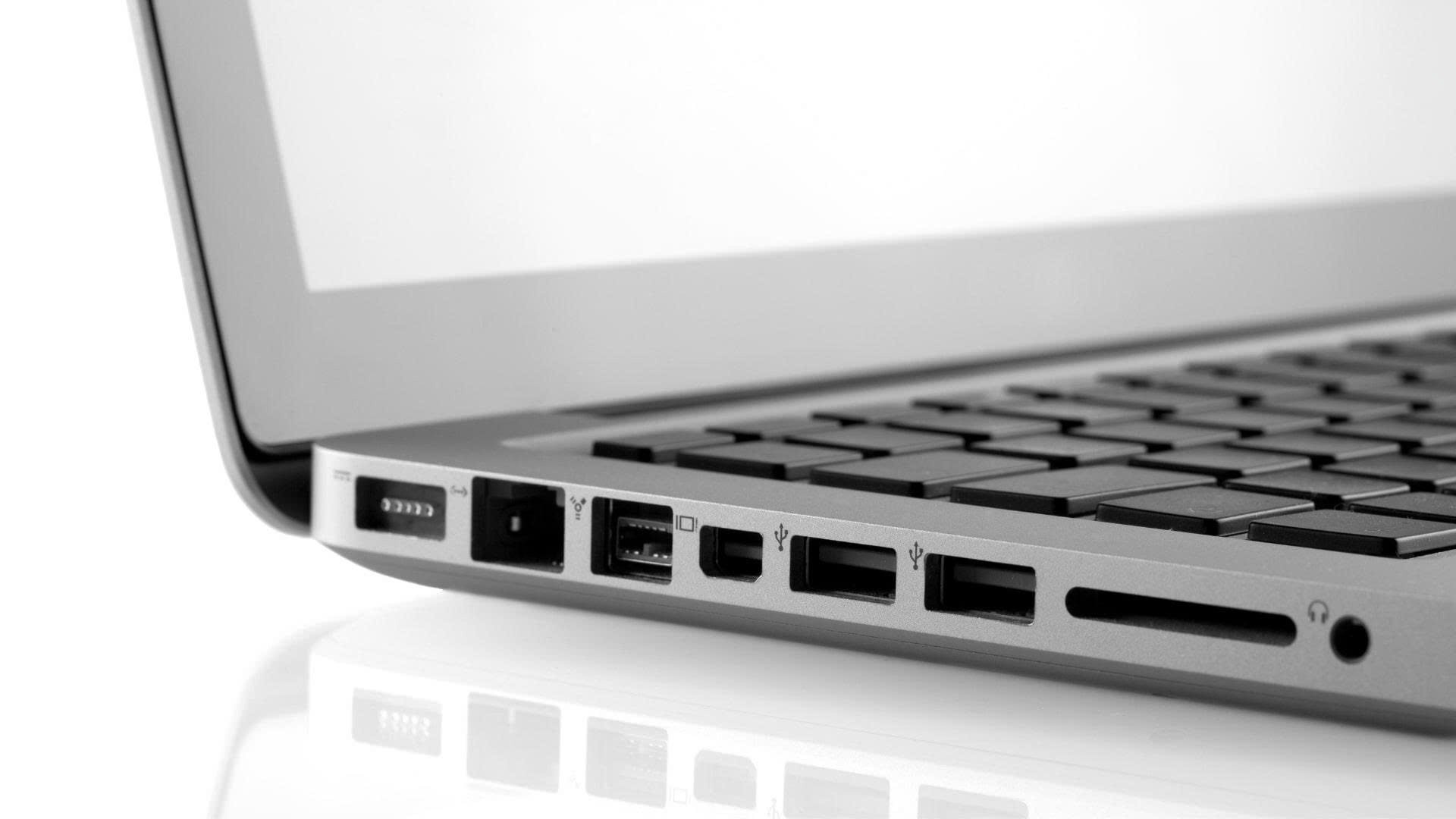 laptop cần có trang bị đủ các cổng kết nối thông dụng đáp ứng nhu cầu sử dụng