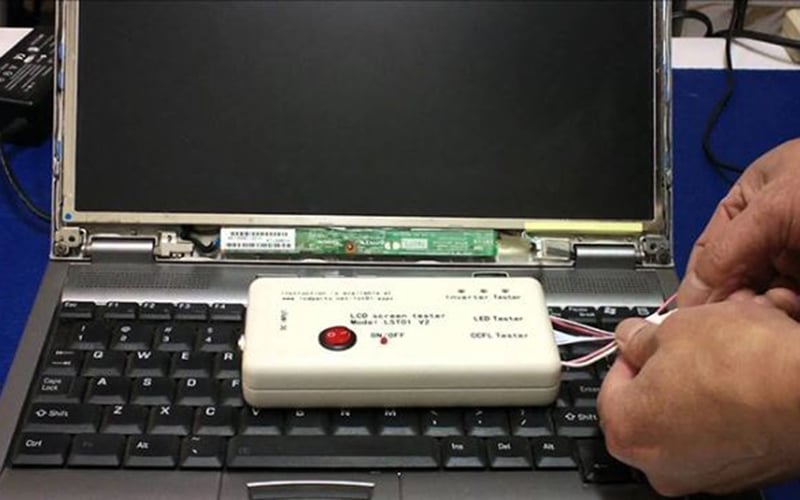 Linh kiện điện tử trên màn hình LCD của laptop