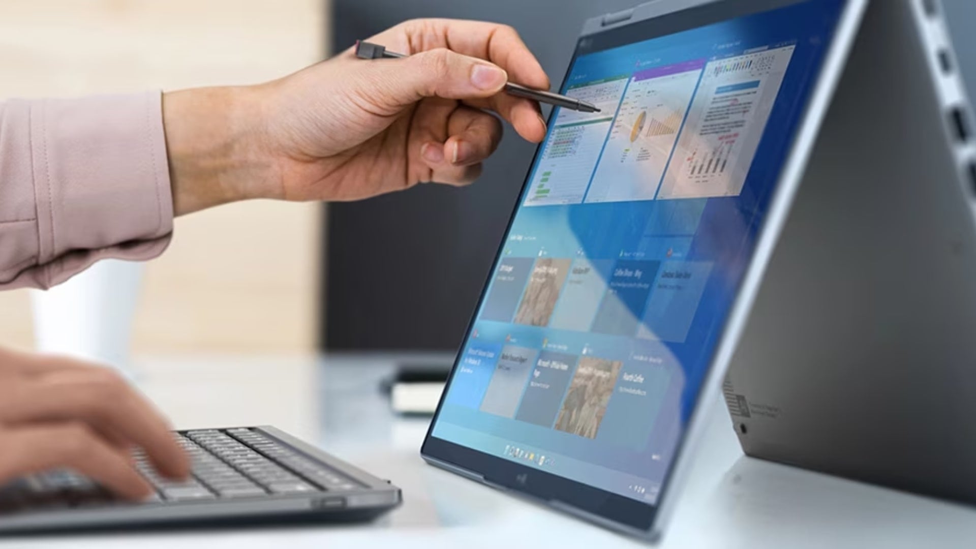 laptop Lenovo với màn hình cảm ứng