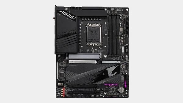 Q-Flash, Smart Backup, và GIGABYTE Control Center tối ưu hóa hiệu suất và bảo vệ hệ thống.