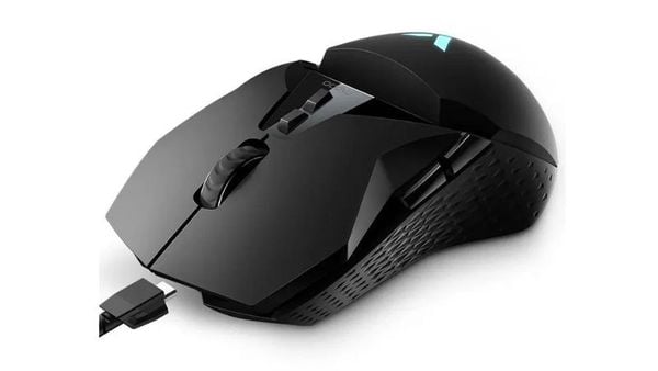 Thiết kế công thái học và đèn LED RGB 16.8 triệu màu, phong cách gaming đẳng cấp.