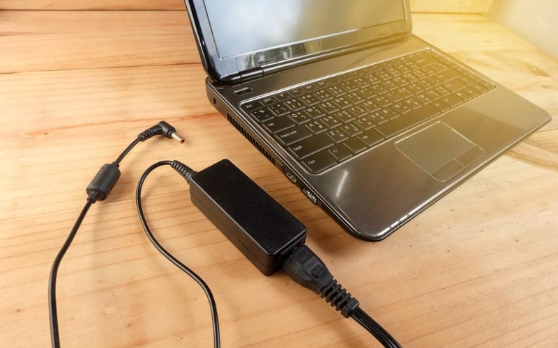 Một số lý do phổ biến khiến laptop sạc pin nhưng không vào