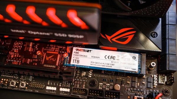 Ổ cứng SSD tốc độ cao, khả năng đồ họa ổn định