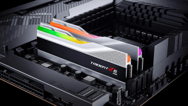 RAM G.Skill Trident Z5 RGB được lắp trên bo mạch chủ