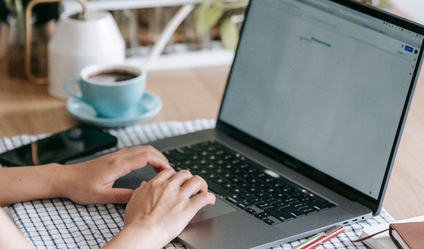 Đối với sinh viên, thiết kế laptop cần đáp ứng tiêu chí gọn nhẹ, đẹp và tối giản