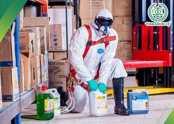 Nhân viên thực hiện công việc trong môi trường hóa chất một cách an toàn