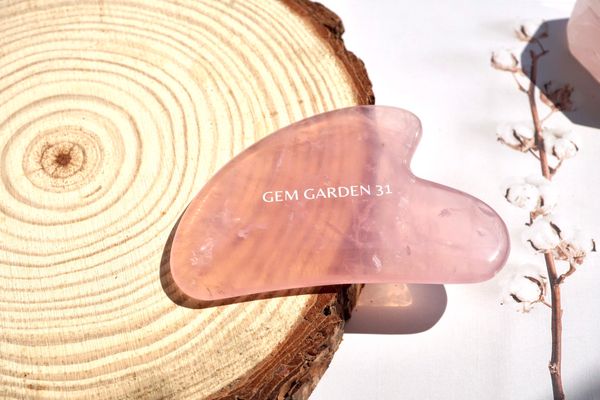 Guasha massage đá thạch anh hồng tự nhiên được kiểm định tại Công ty Giám Định PNJ Lab