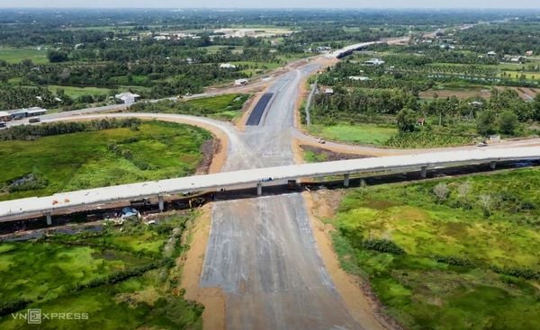 Vì sao hệ thống đường bộ ở đồng bằng sông Cửu Long xập xệ kéo dài?