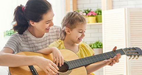 Nên mua đàn guitar nào cho trẻ em mới tập đàn