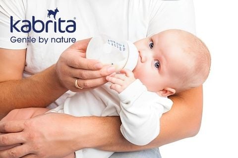 Nguyên nhân bé uống sữa công thức bị nôn và cách khắc phục