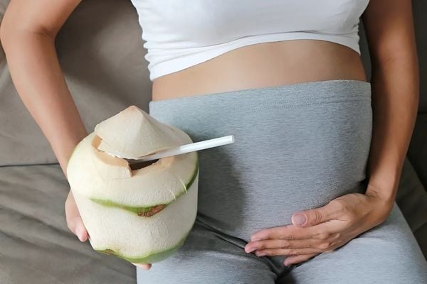 Bầu 3 tháng đầu có được uống nước dừa không? Giải đáp chi tiết cho mẹ bầu