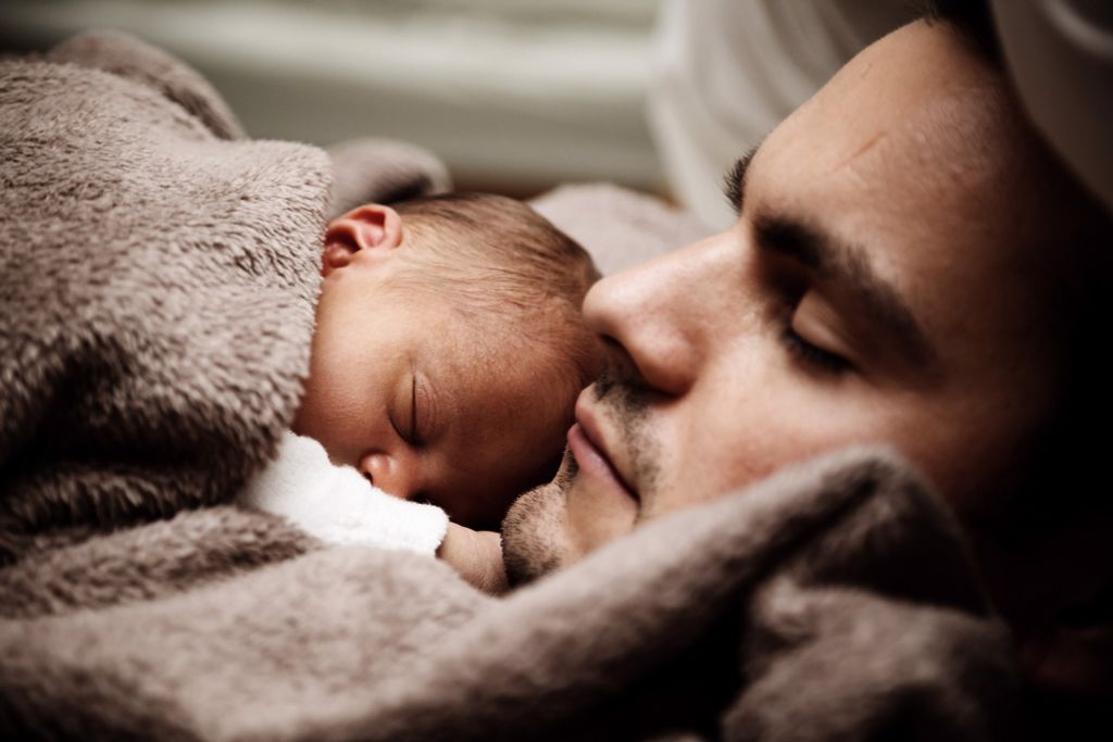 Nên cho bé ngủ chung hay ngủ riêng với bố mẹ?