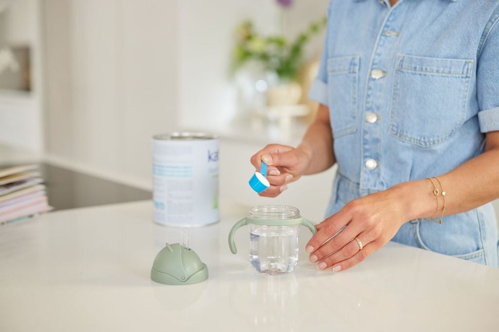 Pha sữa bằng nước nguội có sao không? Sai lầm phổ biến của phụ huynh