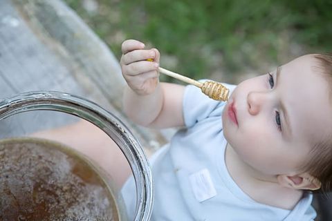 Trẻ sơ sinh uống mật ong được không? Lời giải khoa học và hướng dẫn an toàn cho cha mẹ