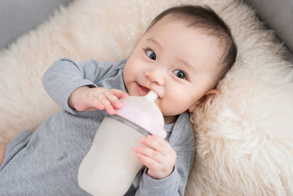 Trẻ uống sữa tươi ban đêm có tốt không? Hướng dẫn chi tiết dành cho các bậc phụ huynh