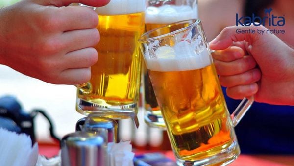 phụ nữ đang cho con bú không nên uống rượu bia