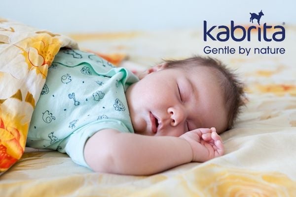 tư thế ngủ của trẻ sơ sinh theo tháng