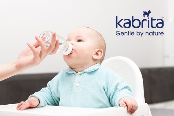 trẻ sơ sinh mấy tháng được uống nước