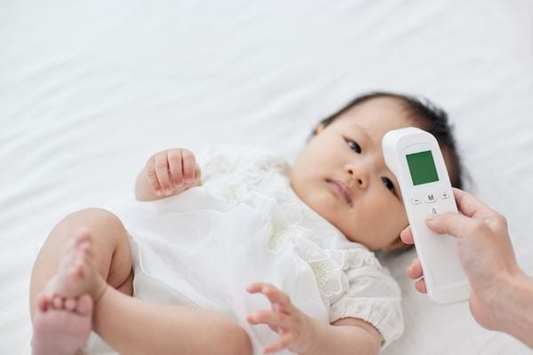 tác hại khi cho trẻ uống sữa bột bị vón cục