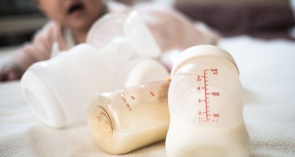 khi nào nên cho bé uống kết hợp sữa công thức và sữa mẹ