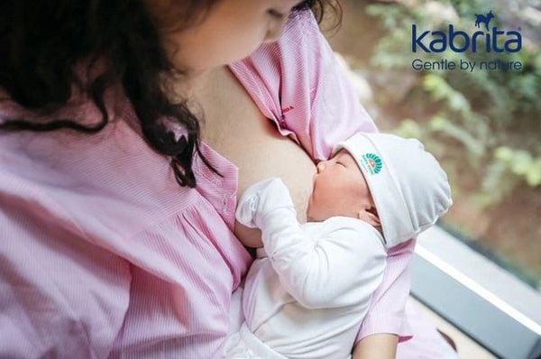 có nên cho trẻ sơ sinh uống sữa mẹ và sữa dê cùng lúc không