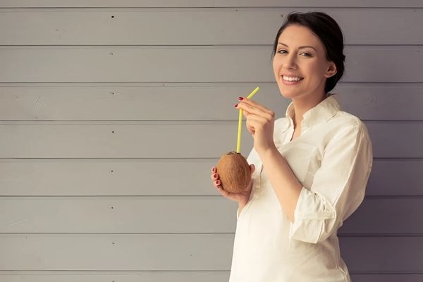 bầu mấy tháng thì được uống nước dừa