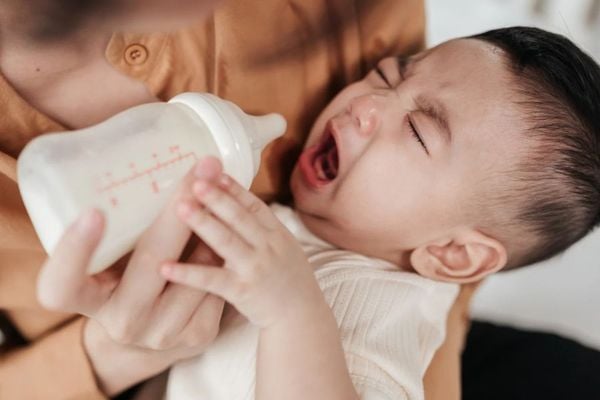 bé uống sữa mẹ bị hỏng có sao không