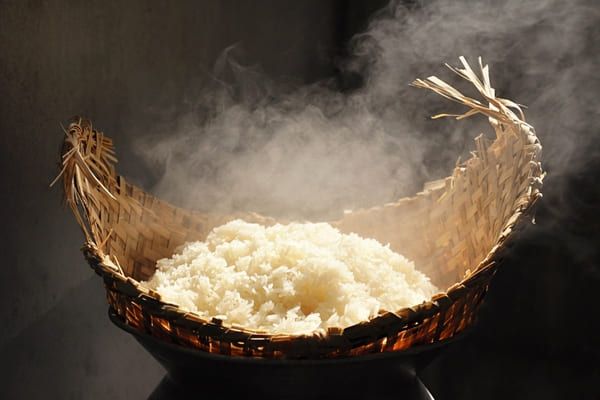 Dùng cơm nóng hoặc xôi nếp