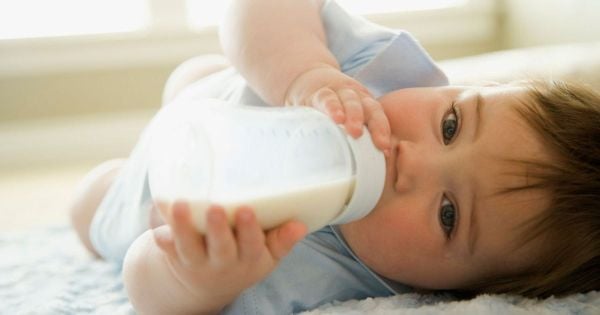 Một số lưu ý khi chăm bé bú sữa mẹ và sữa công thức