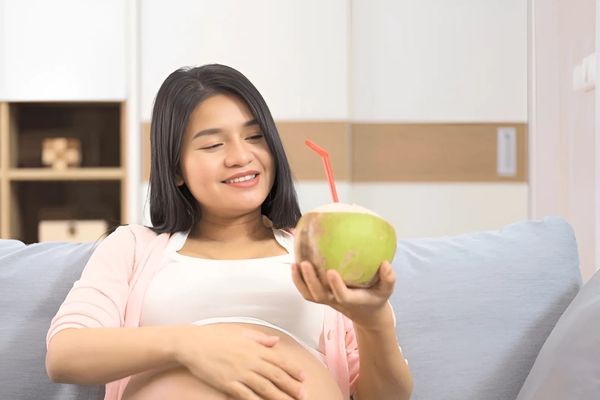 lợi ích của nước dừa đối với bà bầu