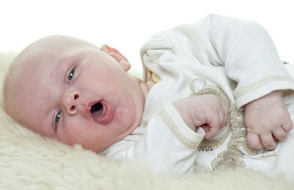 cách giảm nôn trớ sinh lý ở trẻ