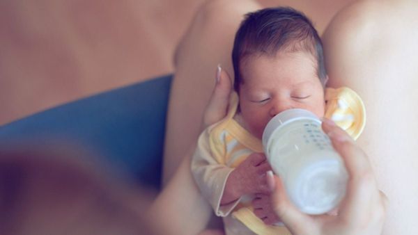 Tại sao trẻ bú bình ban đêm dễ bị sâu răng hơn