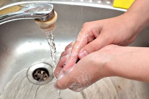 rửa tay trước khi pha sữa